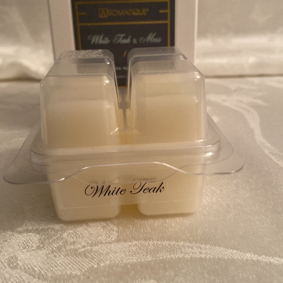 *NIB* WHITE TEAK AND MOSS AROMA WAX MELTS - Picture 2 of 5